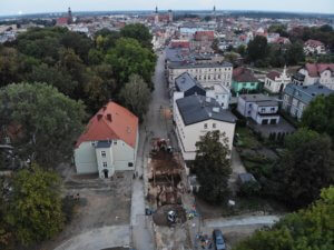 Badania archeologiczne - brama kościańska w Lesznie - zdjęcie lotnicze
