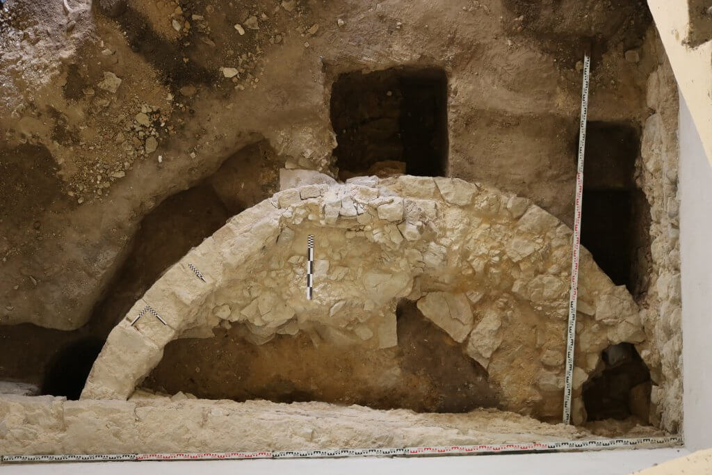 Konstrukcja ceglano-kamienna odkryta podczas badań archeologicznych
