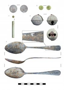 Tablica zabytków archeologicznych - przedmioty metalowe, monety, fajka